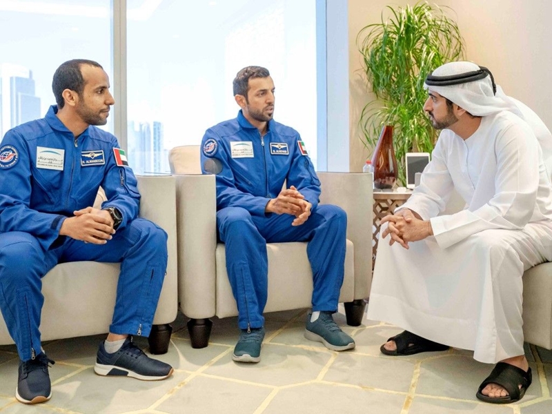 ولي عهد دبي يلتقي أول رائدي فضاء إماراتيين
